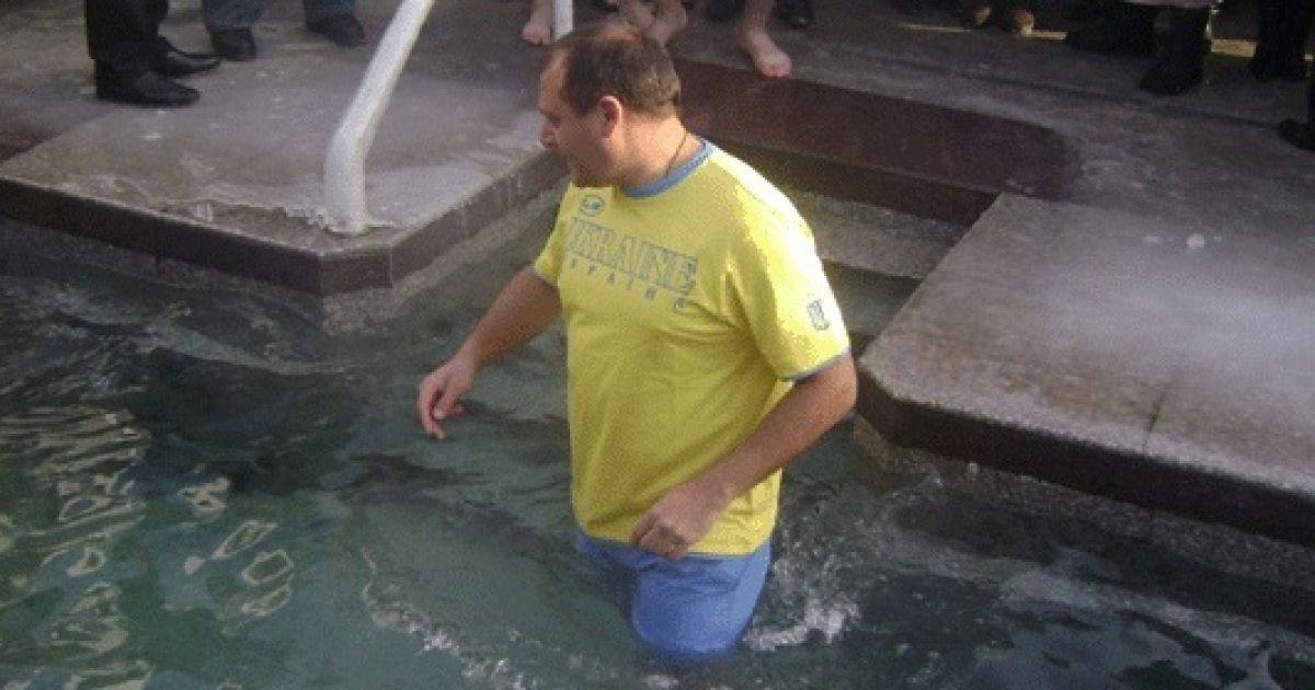Викупався в крижаній воді - в купелі у Саржиному Яру - губернатор Харківської області Михайло Добкін. / © objectiv.tv