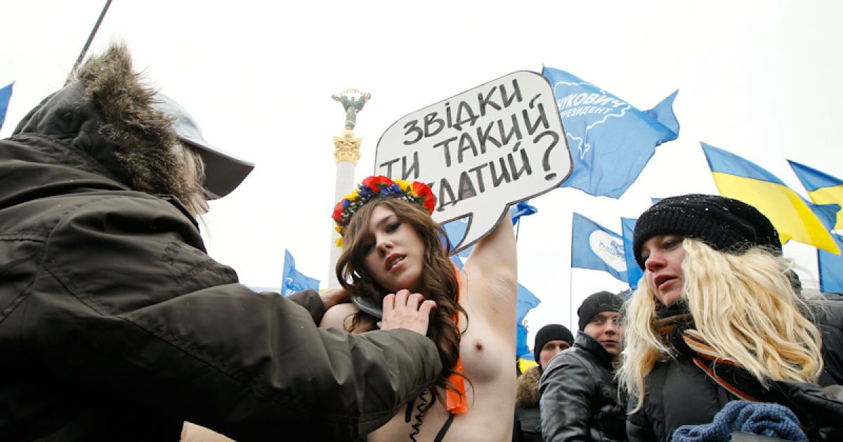 Оголені дівчата з руху FEMEN під час акції Партії регіонів у Києві звернулися зі своїм питанням до президента Віктора Януковича / © femen.livejournal.com