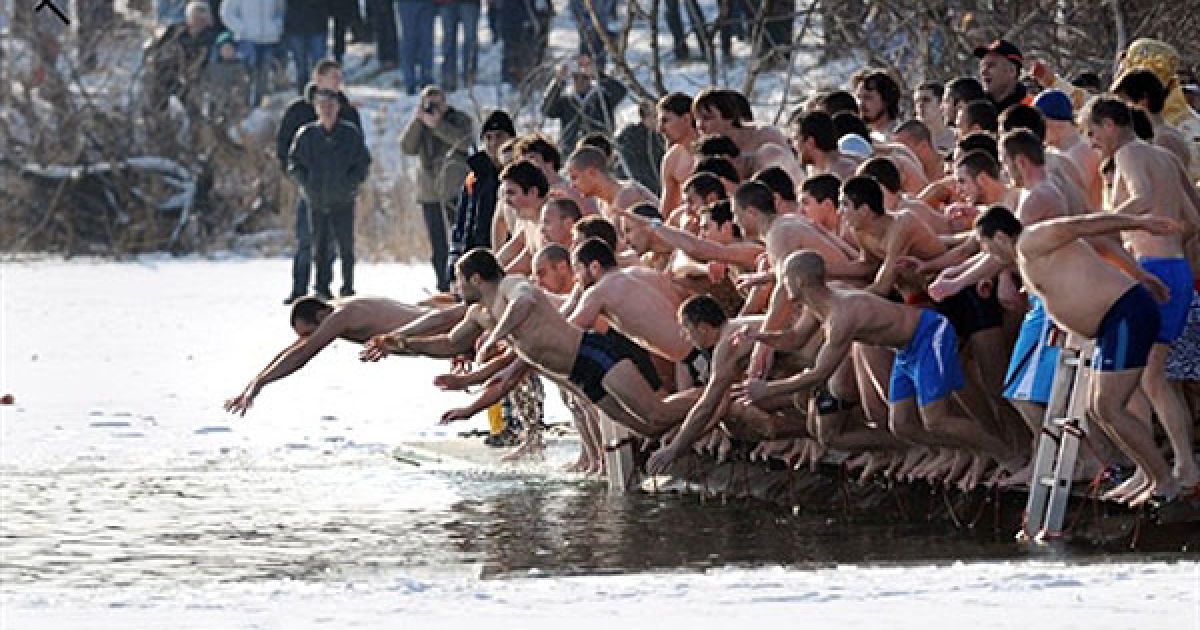 Болгарія, Софія. Болгари пірнають у крижану воду під час змагання, хто зловить хрест на середині озера у Софії, під час святкування Хрещення. Вважається, що людина, яка першою зловить хрест, який кинув у воду православний священик, буде здоровою протягом усього року. / © AFP