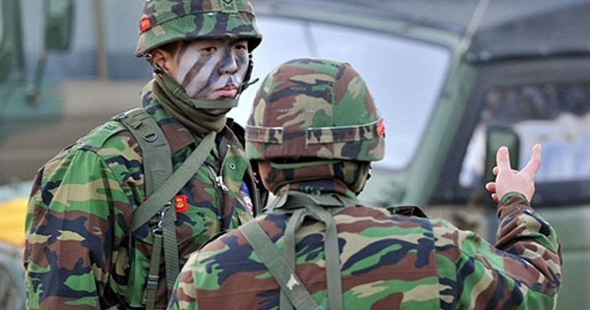 Республіка Корея. Південнокорейські морські піхотинці розмовляють у
своєму тимчасовому таборі після того, як десантну операцію на пляжі
Малліпо було скасовано через погану погоду. Президент Південної Кореї
Лі Мен Бак зробив телевізійне звернення до свого народу щодо кризи на
півострові. / © AFP