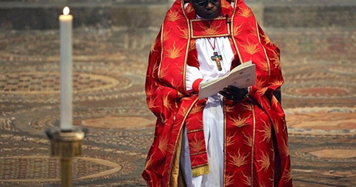 Великобританія, Лондон. Архієпископ Йоркський Джон Сентаму веде службу, на якій були присутні королева Великобританії Єлизавета II і її чоловік принц Філіп. Службу провели у Вестмінстерському абатстві, в центрі Лондона. Королева відвідала службу перед церемонією відкриття 9-го Генерального Синоду Церкви Англії. У Вестмінстерському абатстві 29 квітня 2011 року також відбудеться весілля принца Вільяма та його давньої подруги Кейт Міддлтон.