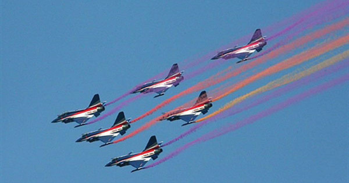 Китай, Чжухай. Китайські винищувачі J-10 виступають на міжнародному аерокосмічному салоні "Air Show 2010", який проходить у місті Чжухай, на півдні Китаю. Авіасалон, в якому беруть участь представники 35 країн, пройде з 16 по 21 листопада. / © AFP
