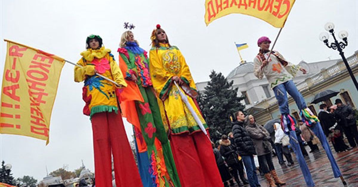 Близько 3 тисяч людей прийшли до будівлі Верховної ради з акцією протесту проти заборони секонд-хенду в Україні. / © AFP