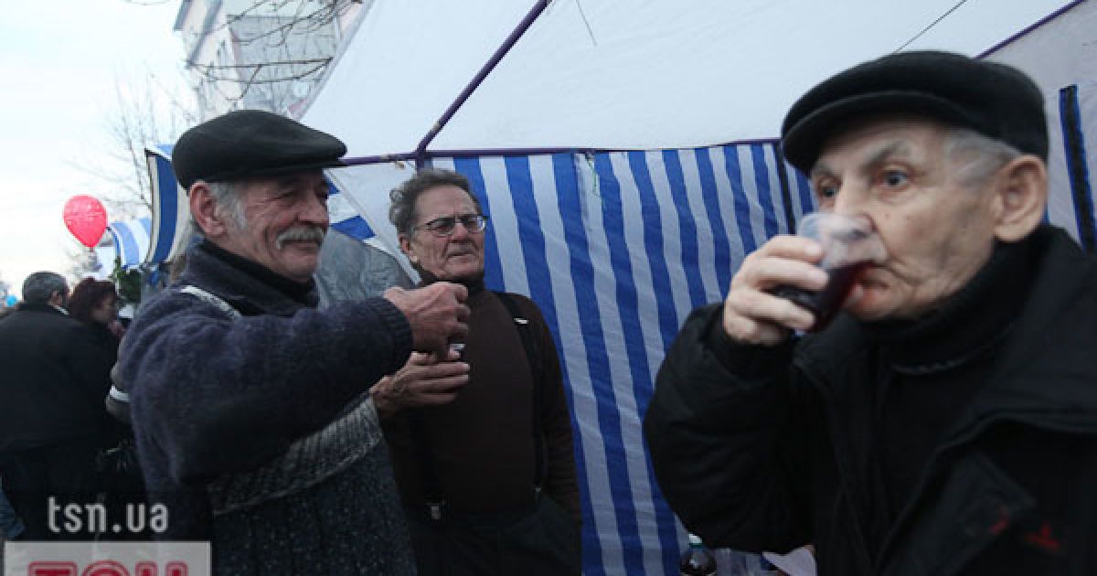 В місті Мукачево на Закарпатті провели фестиваль вина "Червоне вино 2011", в якому взяли участь більше 150 виноробів.