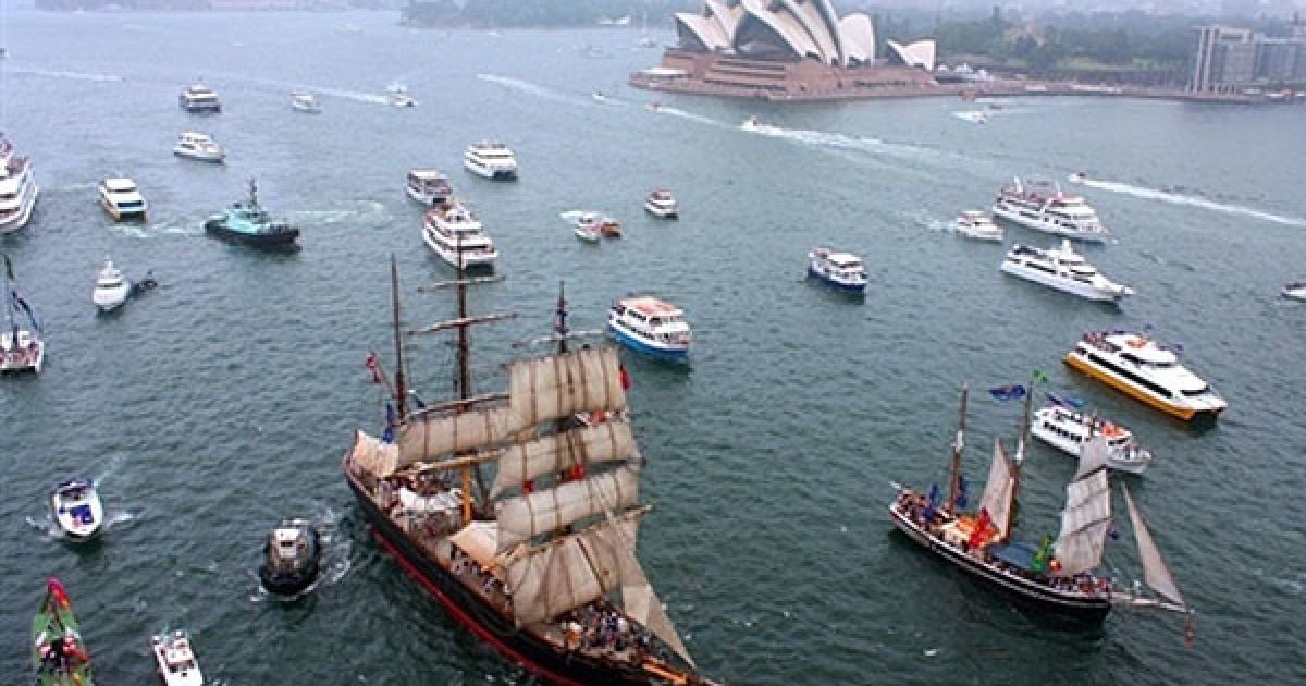 Австралія, Сідней. Парад вітрильників провели у Сіднейській затоці перед будівлею Оперного театру з нагоди щорічного святкування Дня Австралії у Сіднеї. Австралія закликала Великобританію передати їй мапу, складену дослідником Метью Фліндерсом у 1804 році, на якій величезний континент вперше був зображений під своєю сучасною назвою. / © AFP