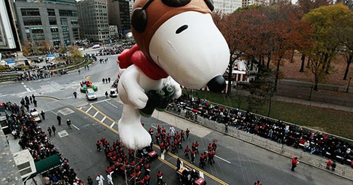 США, Нью-Йорк. Велику фігуру Снупі везуть Центральним Парком під час параду на честь святкування Дня подяки у Нью-Йорку. Цього року у яскравому параді взяли участь близько 8000 учасників і 15 гігантських повітряних куль-ляльок. / © AFP