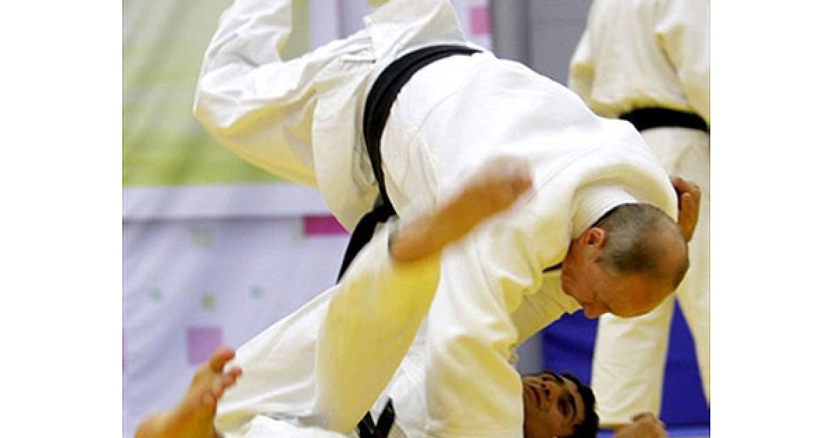Спочатку Володимир Путін вийшов на килим із членами збірної Росії з дзюдо, а потім також попрактикуватися у греко-римській та вільній боротьбі. / © AFP
