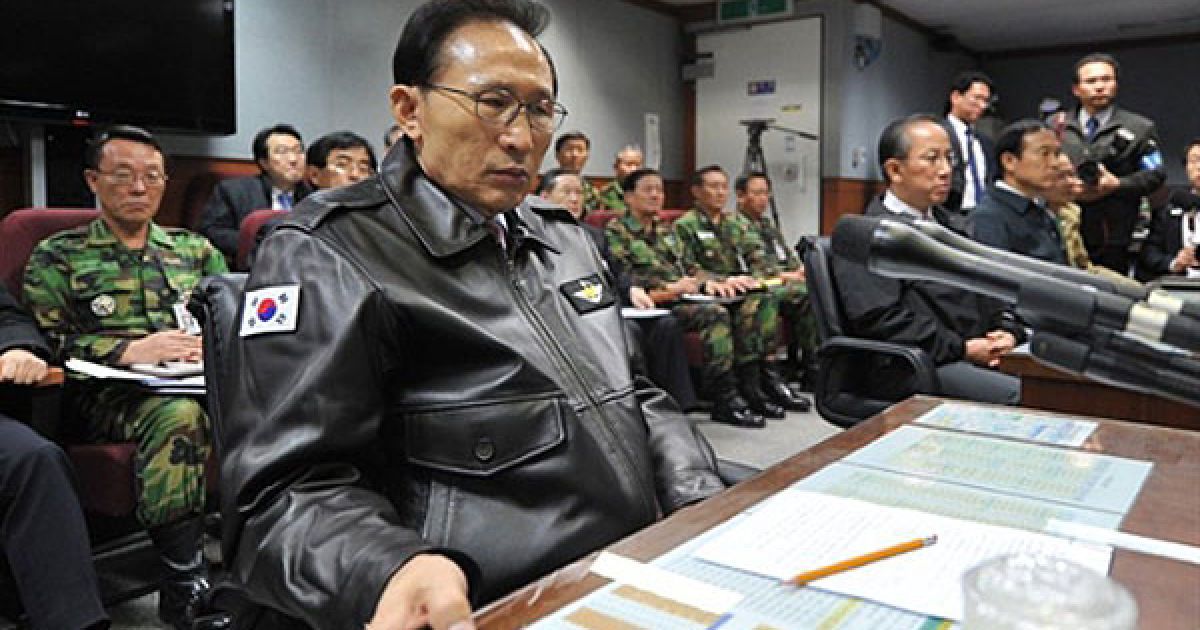 Республіка Корея, Сеул. Президент Південної Кореї Лі Мен Бак відвідує центр управління південнокорейського об'єднаного комітету начальників штабів у міністерстві оборони. Після того, як Північна Корея завдала артилерійської атаки на південнокорейський острів, що стало одним з найбільш серйозних прикордонних інцидентів з часів війни 1950-53 рр., президент Південної Кореї Лі Мен Бак розпорядився завдати удару по ракетній базі КНДР у разі, якщо Пхеньян дозволить собі провокації щодо його країни. / © AFP