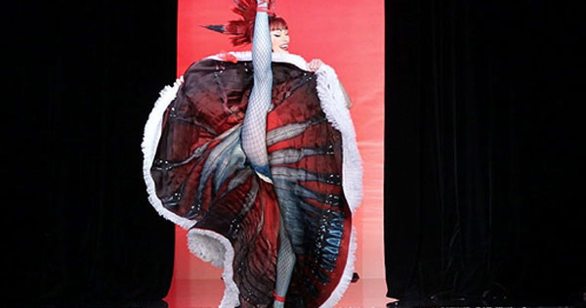 Франція, Париж. Модель танцює канкан на показі колекції Haute Couture дизайнера Жан-Поля Готьє сезону весна-літо 2011 у Парижі. / © AFP