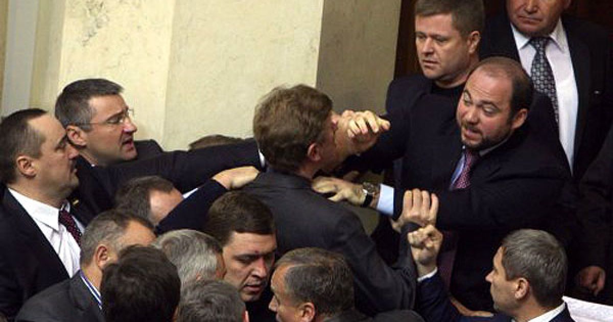 Після того, як бютівці Роман Забзалюк, Сергій Сас, Андрій Павловський висипали на стіл голови уряду, де сидів міністр фінансів, монети, керівник Мінфіну схопив один з томів Податкового кодексу та жбурнув ним у бютівців. / © УНІАН