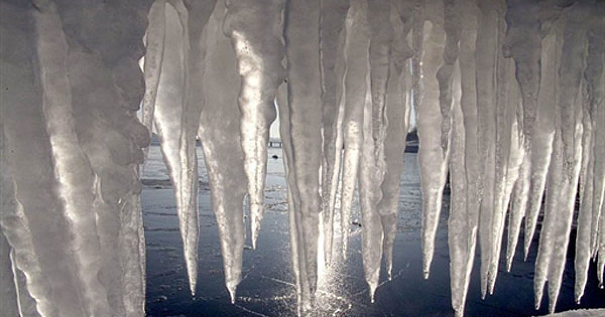 Німеччина, Кіль. Величезні бурульки звисають з балюстради громадські лазні у місті Кіль, Північна Німеччина. / © AFP