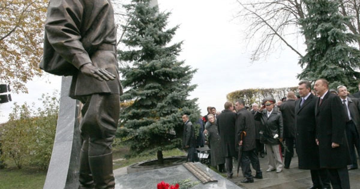Ільхам Алієв і Віктор Янукович взяли участь у церемонії покладання вінків до Могили Невідомого солдата в Парку Слави в Києві. / © President.gov.ua