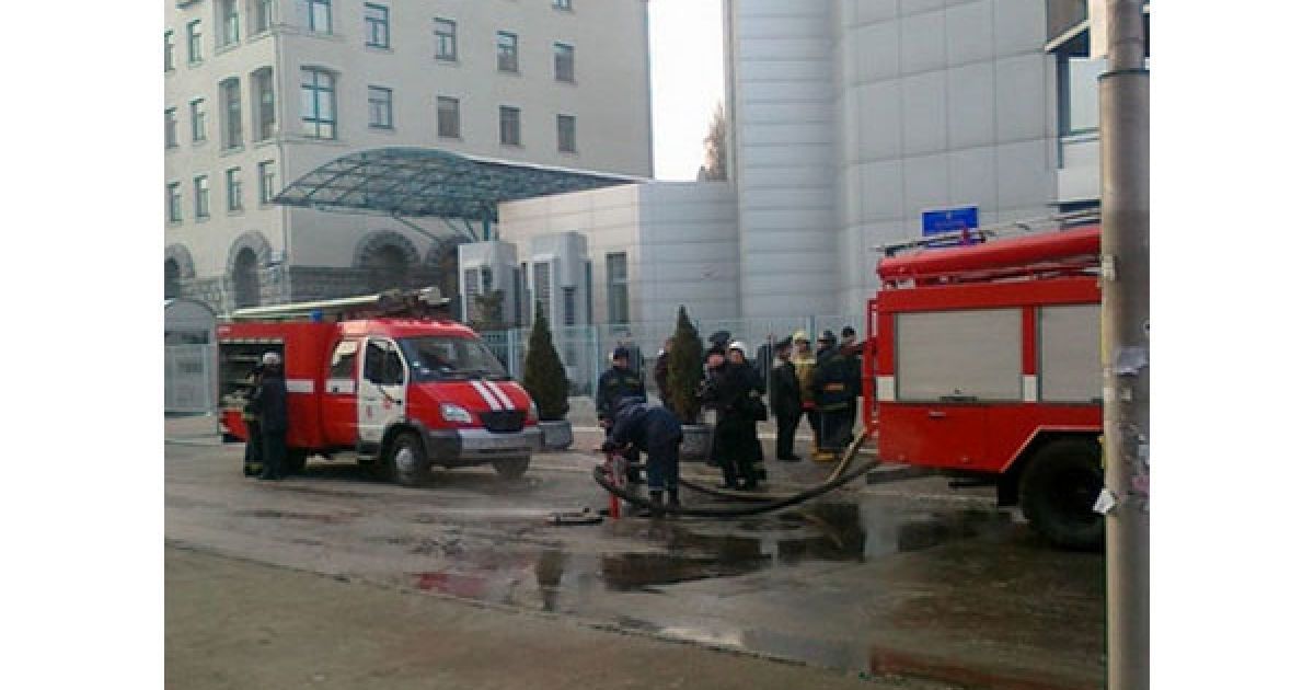 Вулиця була забита пожежними автомобілями і "погорільцями" - працівниками податкової. / © Я - Корреспондент
