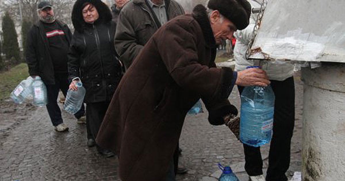 Християни вірять, що вночі вода у всіх водоймах Землі стає святою і знаходить чудові цілющі властивості, водохресною водою лікуються у разі хвороби. / © УНІАН