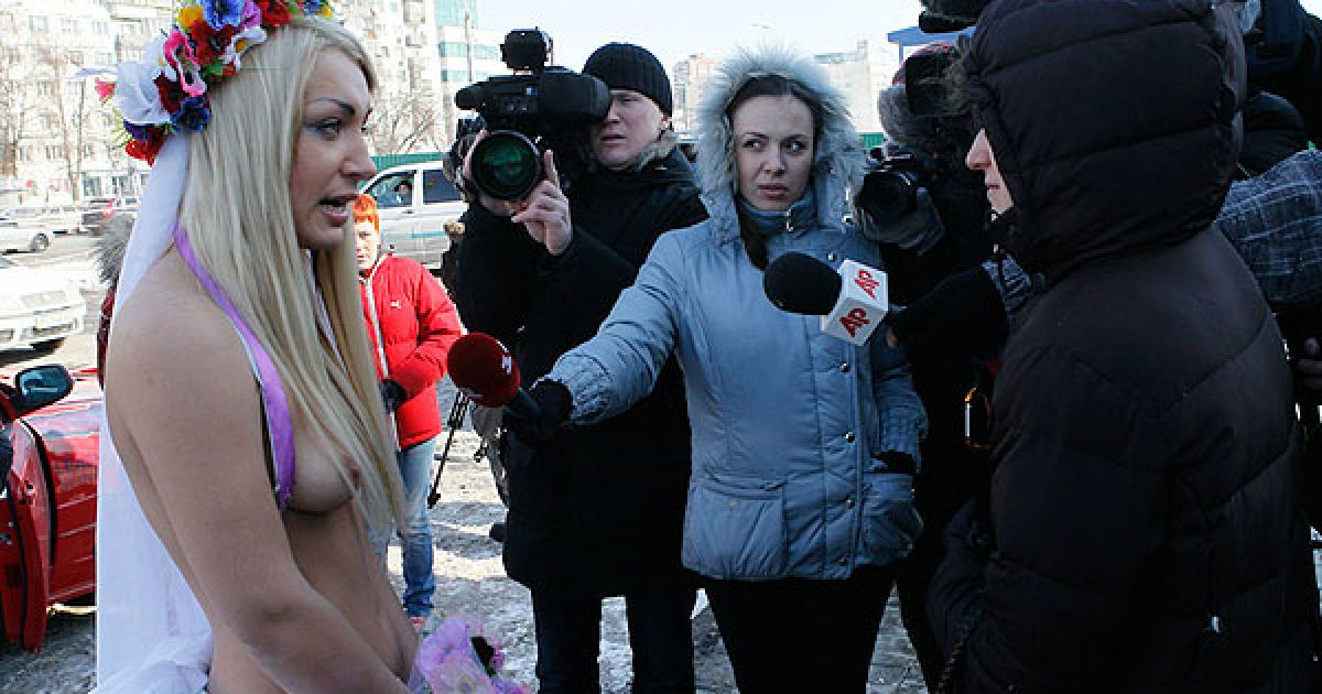 Жіночий рух FEMEN провів у Києві чергову топлес-акцію під назвою "Наречені для папуаса". / © Жіночий рух FEMEN