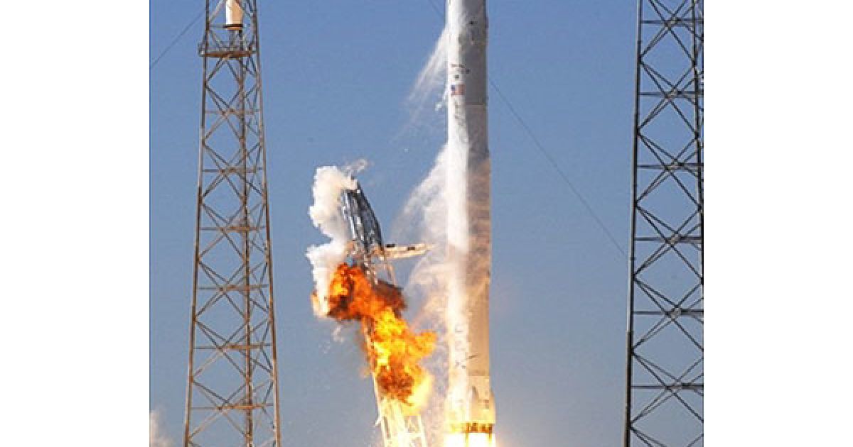 США, мис Канаверал. Ракета "Falcon SpaceX" стартує зі стартового майданчика на мисі Канаверал, штат Флорида. Ракета "SpaceX" успішно вивела на орбіту космічну капсулу "Dragon", що стало першою спробою для проведення майбутніх приватних космічних подорожей. / © AFP