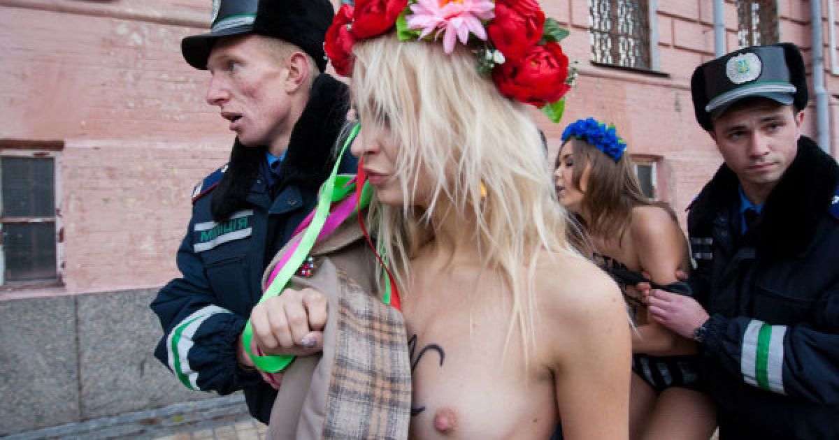 Під час спроби потрапити в будівлю ГУ МВС, оголені активістки FEMEN були затримані і доставлені до Шевченківського райвідділу міліції. / © Украинское Фото