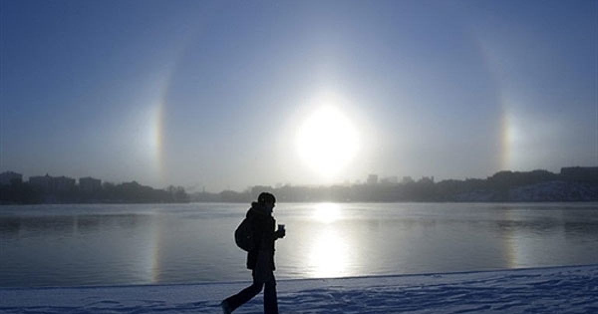 Швеція, Стокгольм. Паргелій над озером Меларен у Стокгольмі. Це
природнє явище утворюється з крижаних кристалів у атмосфері під час
холодної погоди. Денні температури у Стокгольмі тримаються нижче мінус
10 градусів по Цельсію. / © AFP