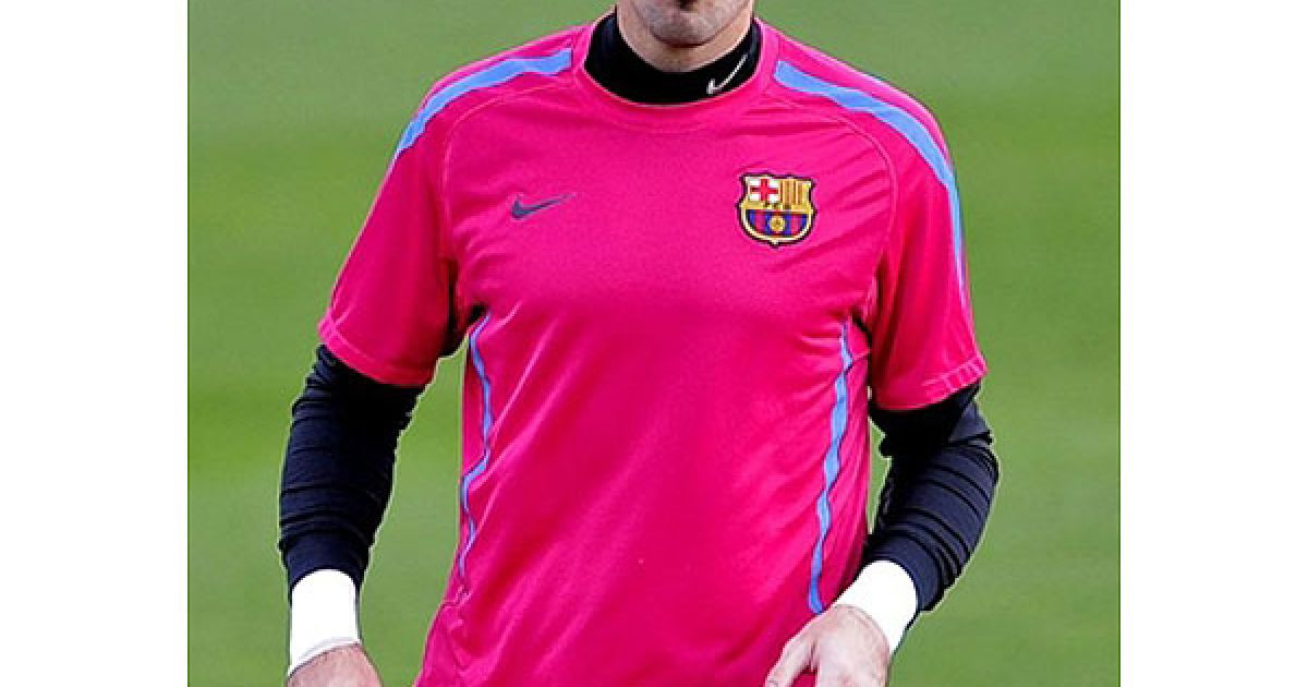 Іспанія. Голкіпер "Барселони" Віктор Вальдес грає з м&rsquo;ячем під час тренування напередодні матчу Ліги чемпіонів між "Барселоною" і "Рубіном". / © AFP