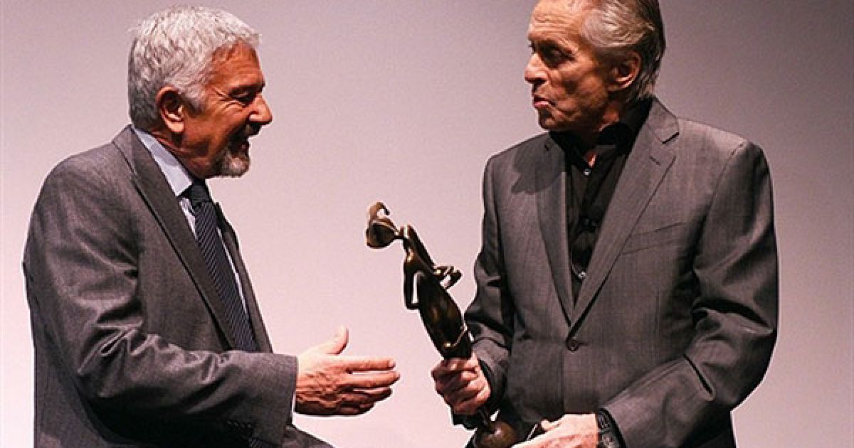 США, Палм-Спрінгс, штат Каліфорнія. Дерріл Макдональд (PSIFF) вручає премію Icon актору Майклу Дугласу на 22-му щорічному міжнародному кінофестивалі Палм-Спрінгс (PSIFF) у театрі Анненберг. / © AFP
