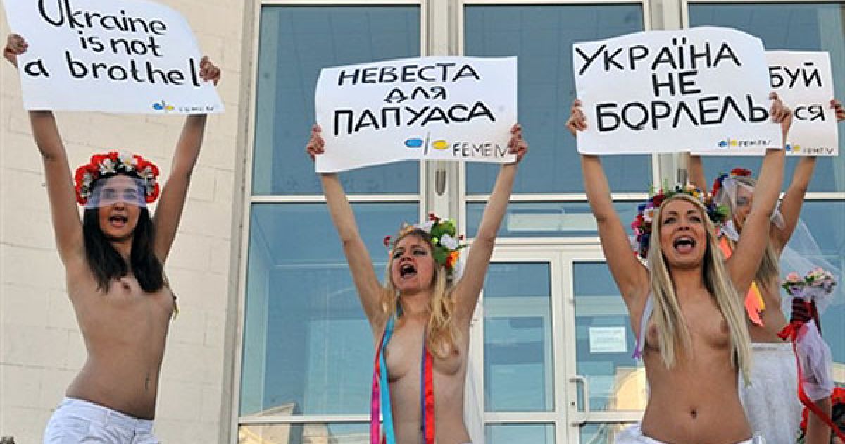 Дівчата грудьми закрили вхід до головного РАГСу і погрожували фізичною розправою новозеландському секс-туристу. / © AFP