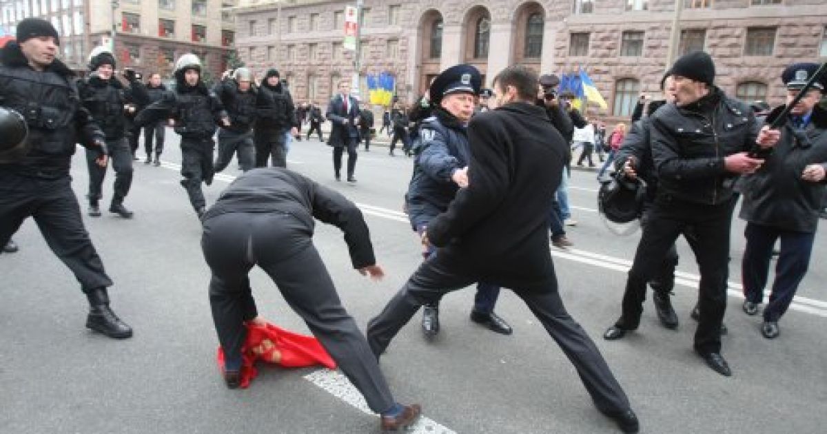 Біля пам'ятника Володимиру Леніну виникла бійка між комуністами і представниками Комітету помаранчевої революції. / © УНІАН