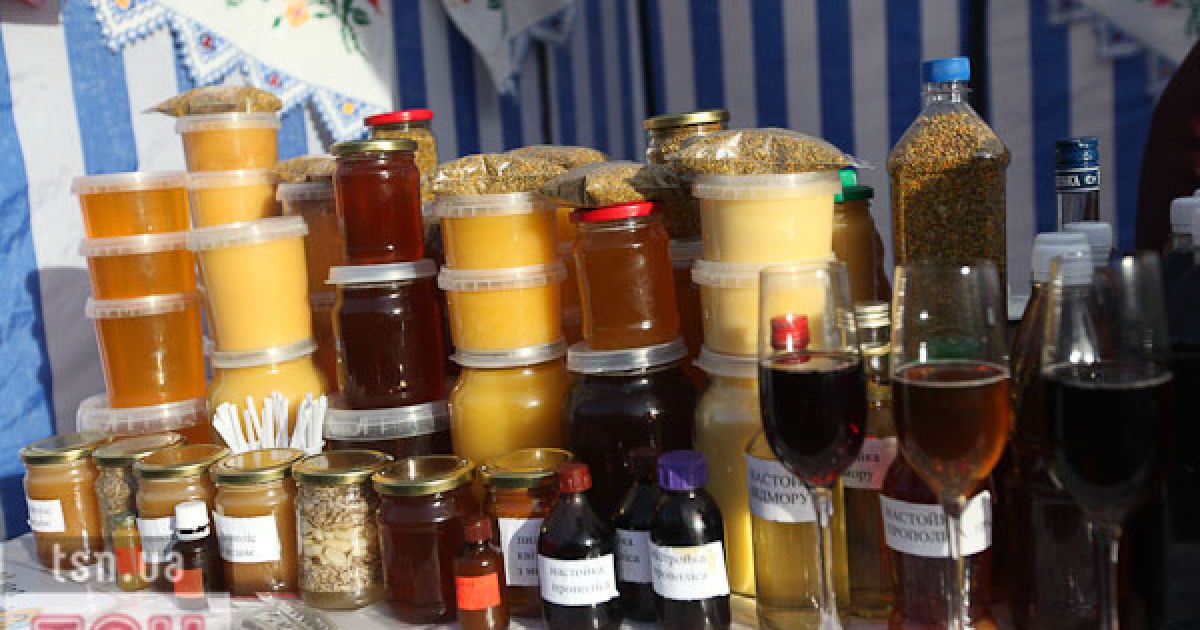 В місті Мукачево на Закарпатті провели фестиваль вина "Червоне вино 2011", в якому взяли участь більше 150 виноробів.