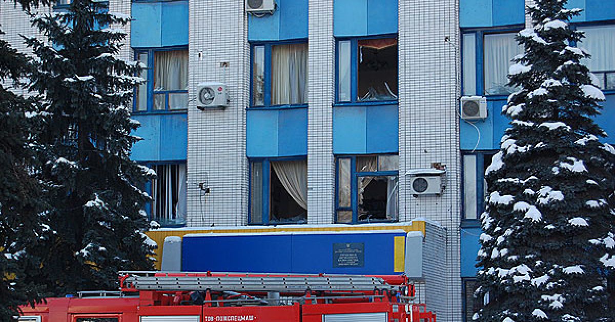 В будівлі "Макіїввугілля" вибухом серйозно зруйновано центральний вхід, вестибуль, вибуховою хвилею до 6-го поверху вибито скло у вікнах. / © ЖЖ den-kak-den