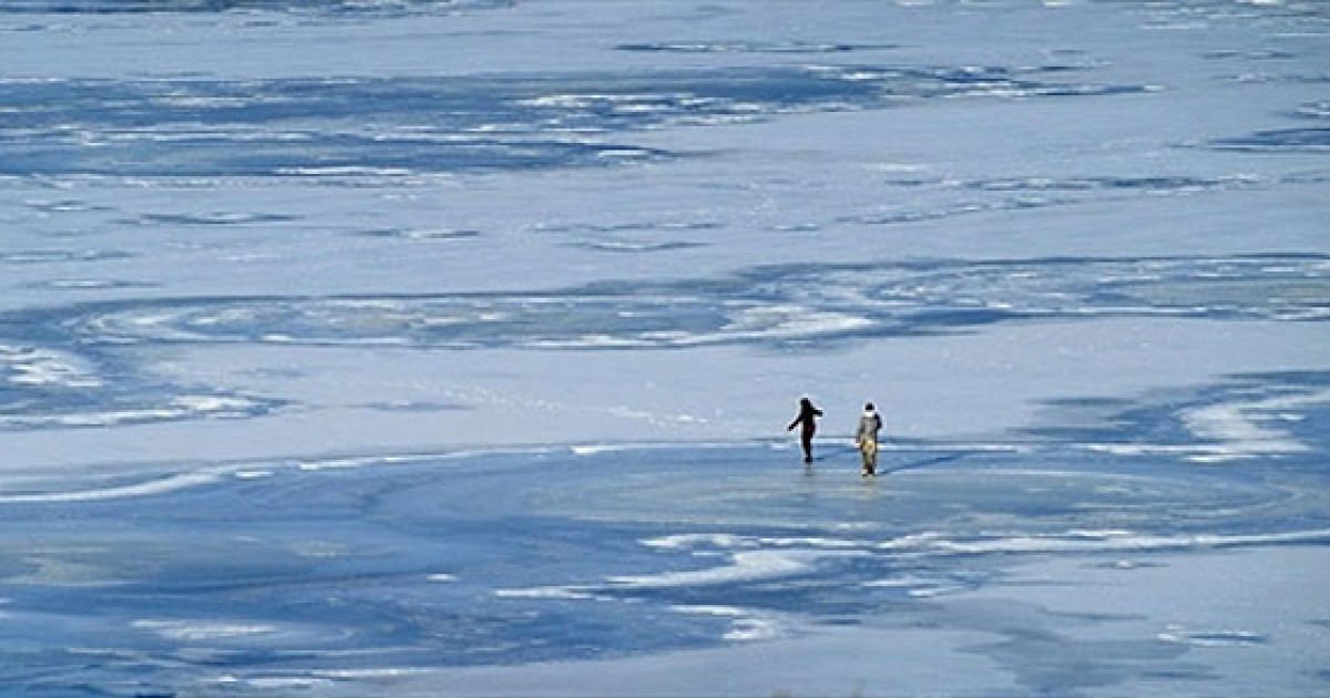 Іспанія, Галенде. Люди йдуть по замерзлій поверхні озера
Лагуна-де-лос-Песес у селищі Галенде, провінція Самора / © AFP