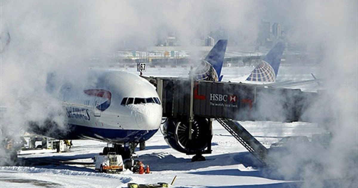 США, Нью-Арк. Заметіль обдуває літак компанії "British Airways" у міжнародному аеропорту "Ліберті" у Нью-Арку, штат Нью-Джерсі. Через потужну заметіль з поривчастим вітром і сильним снігопадом кілька аеропортів поблизу Нью-Йорку були закриті. / © AFP