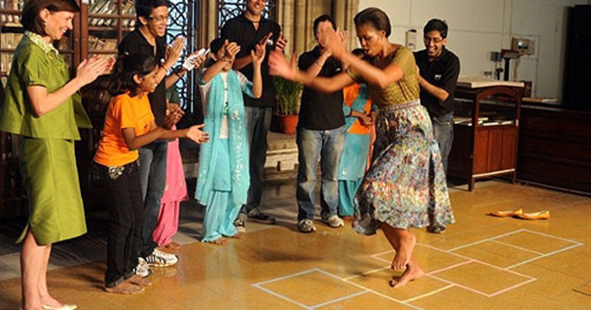 Індія, Мумбаї. Перша леді США Мішель Обама грає у "класики" під час зустрічі зі студентами в кампусі Мумбайського університету. / © AFP