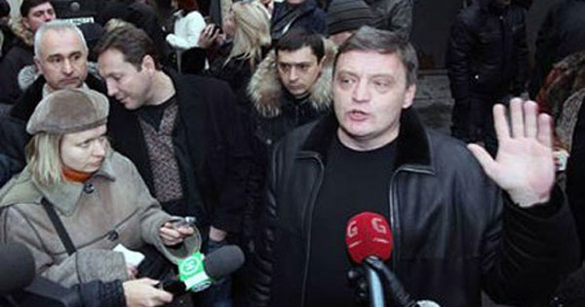 Народний депутат від НУ-НС Юрій Гримчак перед будівлею Печерського районного суду / © focus.ua