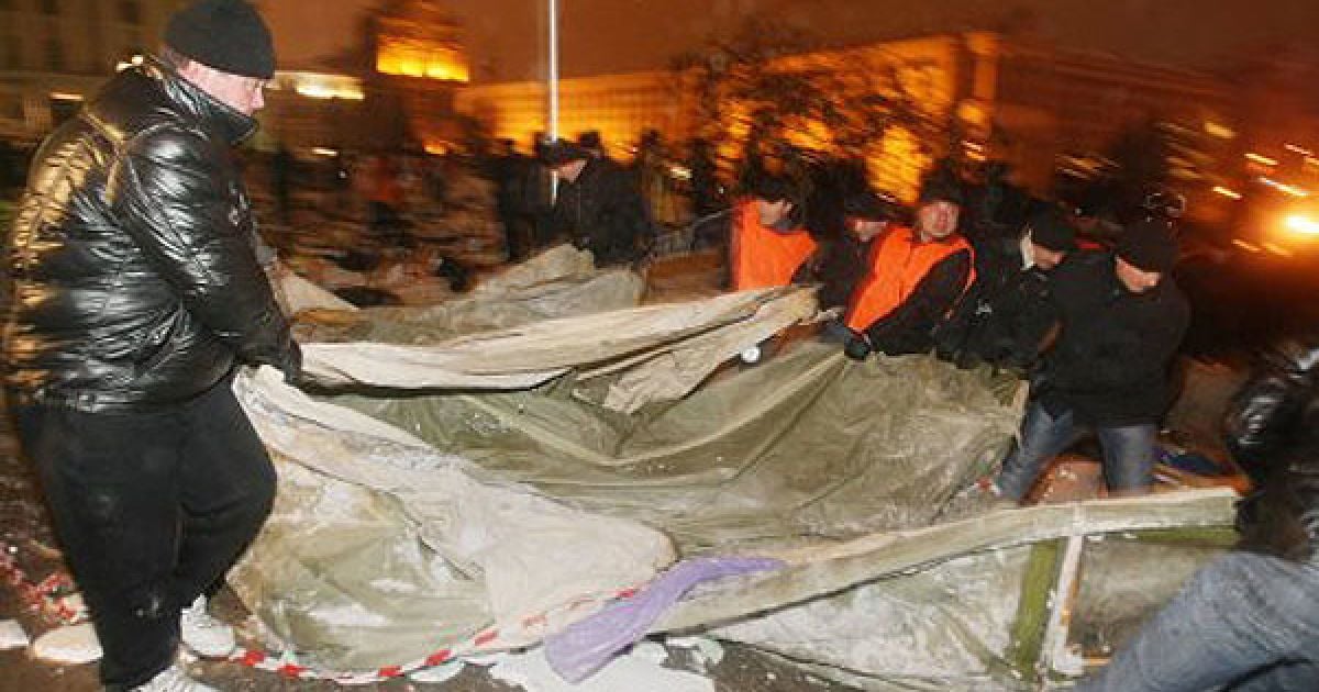 В центрі Києва під наглядом озброєної міліції комунальники знесли наметове містечко підприємців, які протестували проти Податкового кодексу. / © УНІАН