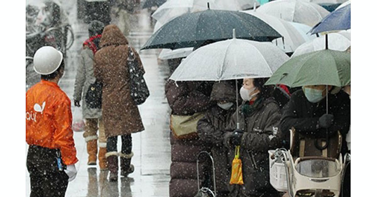 Десятки тисяч японців залишилися без даху над головою, їх поки не можуть забезпечити продуктами. / © AFP