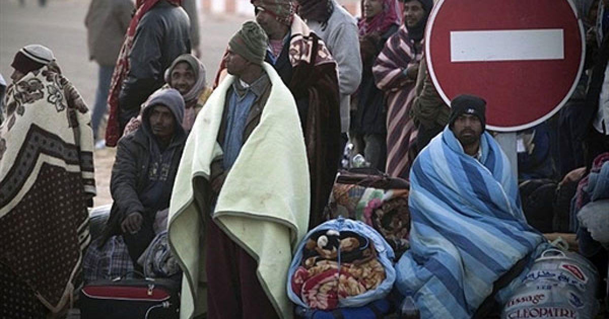 Туніс, Рас Єдір. Біженці, які втекли від бойових дій в Лівії. чекають на автобус на кордоні з Лівією після ночівлі простонеба. / © AFP