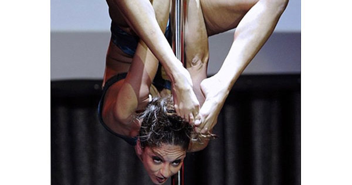 Аргентина, Буенос-Айрес. Перуанська танцівниця на жердині Елізабет Муньос змагається за перемогу на конкурсі Місс стриптиз Південної Америки 2010, який відбувся у Буенос-Айресі. / © AFP