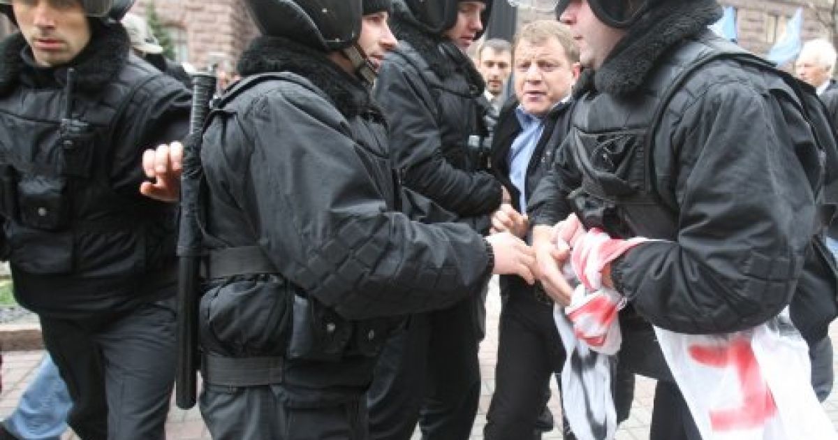 Біля пам'ятника Володимиру Леніну виникла бійка між комуністами і представниками Комітету помаранчевої революції. / © УНІАН