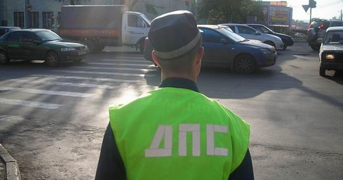 Даішнику притиснули руку склом