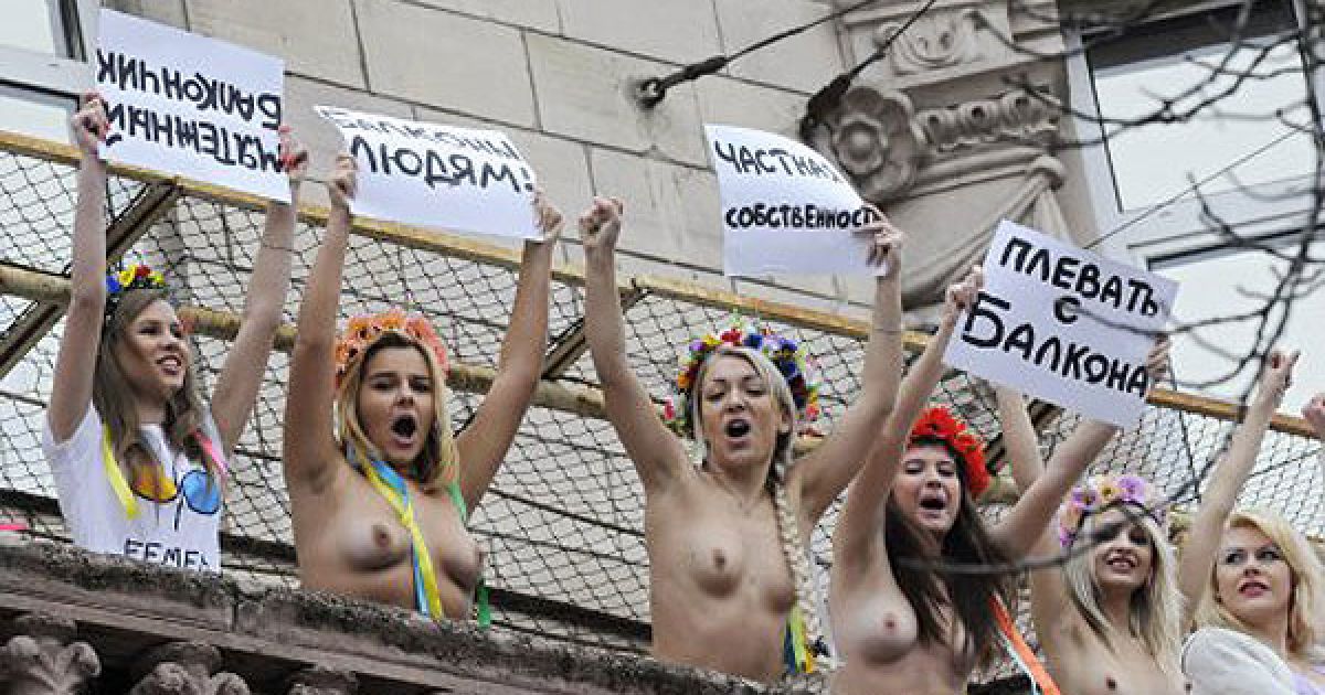Топлес-протест FEMEN "Бунтівний балкон" пройшла на балконі в центрі Києва, навпроти будівлі КМДА. / © УНІАН