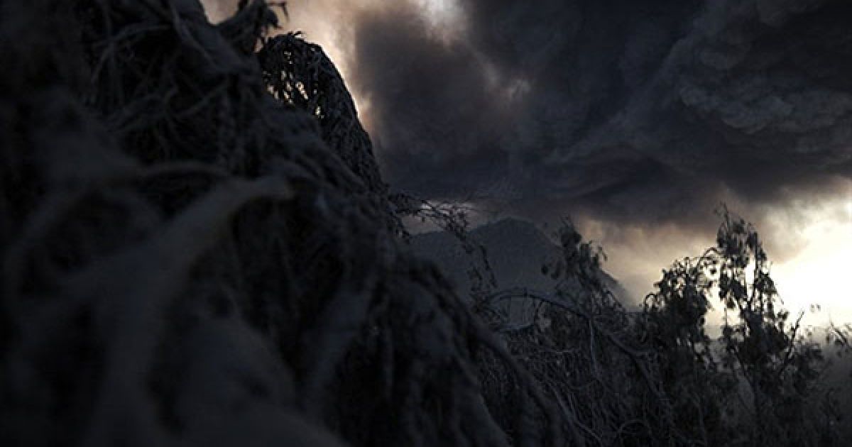 В Індонезії поблизу міста Чеморо Лаванг на сході острова Ява почалось виверження вулкана Бромо. / © AFP