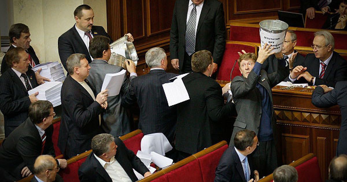Представники Кабміну, які сиділи в ложі уряду, почали викидати ці папери, а депутати від БЮТ - знову повертати до ложі уряду. / © Украинское Фото