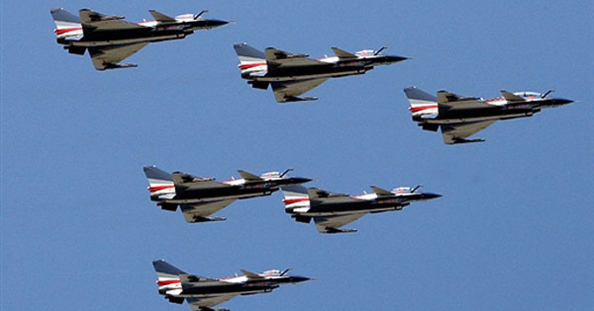 Виступ китайських реактивних винищувачів J-10 на авіасалоні "Airshow China 2010" / © AFP