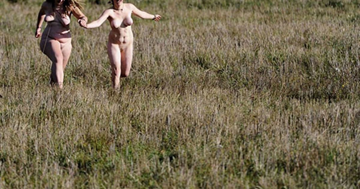 Німеччина, Харлінген. Дві оголені учасниці антиядерної акції протесту біжать через поле поблизу міста Харлінген. Під час акції протесту відбулись зіткнення поліції з демонстрантами, які намагались зупинити поїзд із ядерними відходами, що прямував з Франції до Німеччини. / © AFP