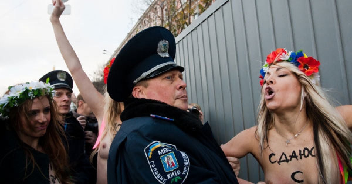 Акція FEMEN "Візьми мене!» біля ГУ МВС_5 / © Украинское Фото