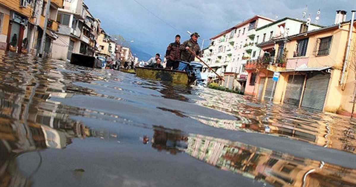 Албанія, Шкодер. Співробітники албанських сил оборони евакуюють людей із затоплених будинків у місті Шкодер. Тисячі людей та худоба були евакуйовані через повені на північному заході Албанії. Уряд оголосив у кількох регіонах країни надзвичайний стан. / © AFP