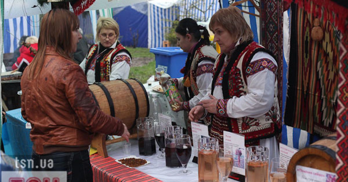 В місті Мукачево на Закарпатті провели фестиваль вина "Червоне вино 2011", в якому взяли участь більше 150 виноробів.