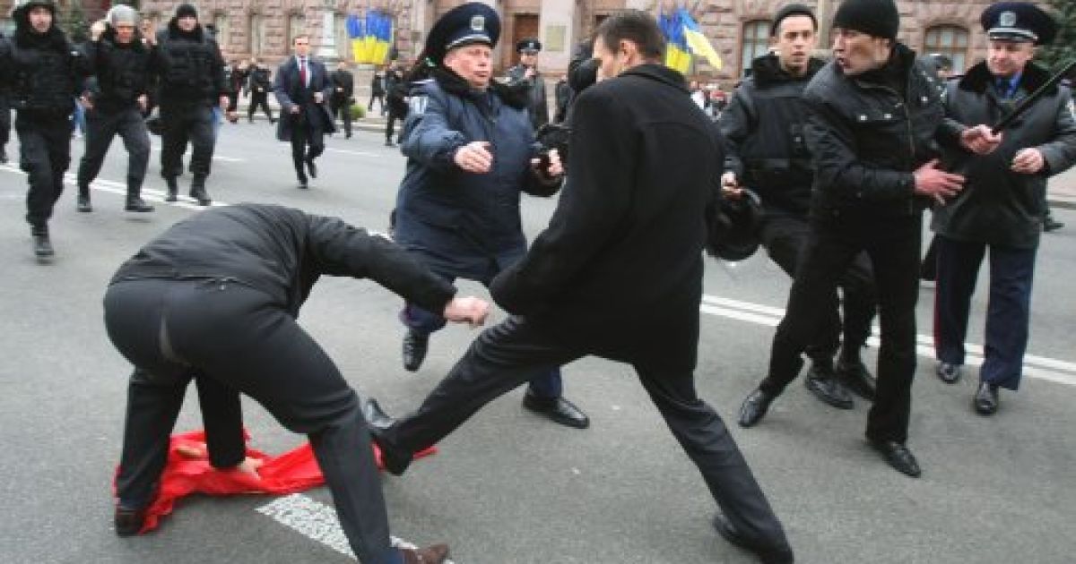 Біля пам'ятника Володимиру Леніну виникла бійка між комуністами і представниками Комітету помаранчевої революції.