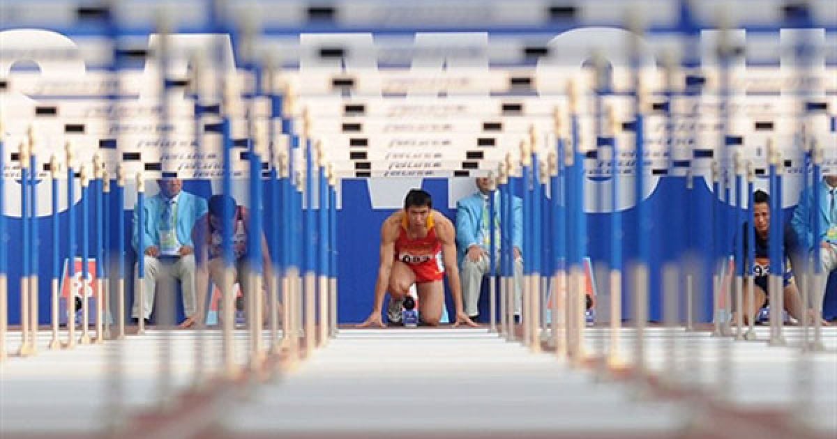 Китай, Гуанчжоу. Китайський легкоатлет Ю Бен перед стартом забігу на 110 м з перешкодами у чоловічому десятиборстві на Азіатських іграх в Гуанчжоу.