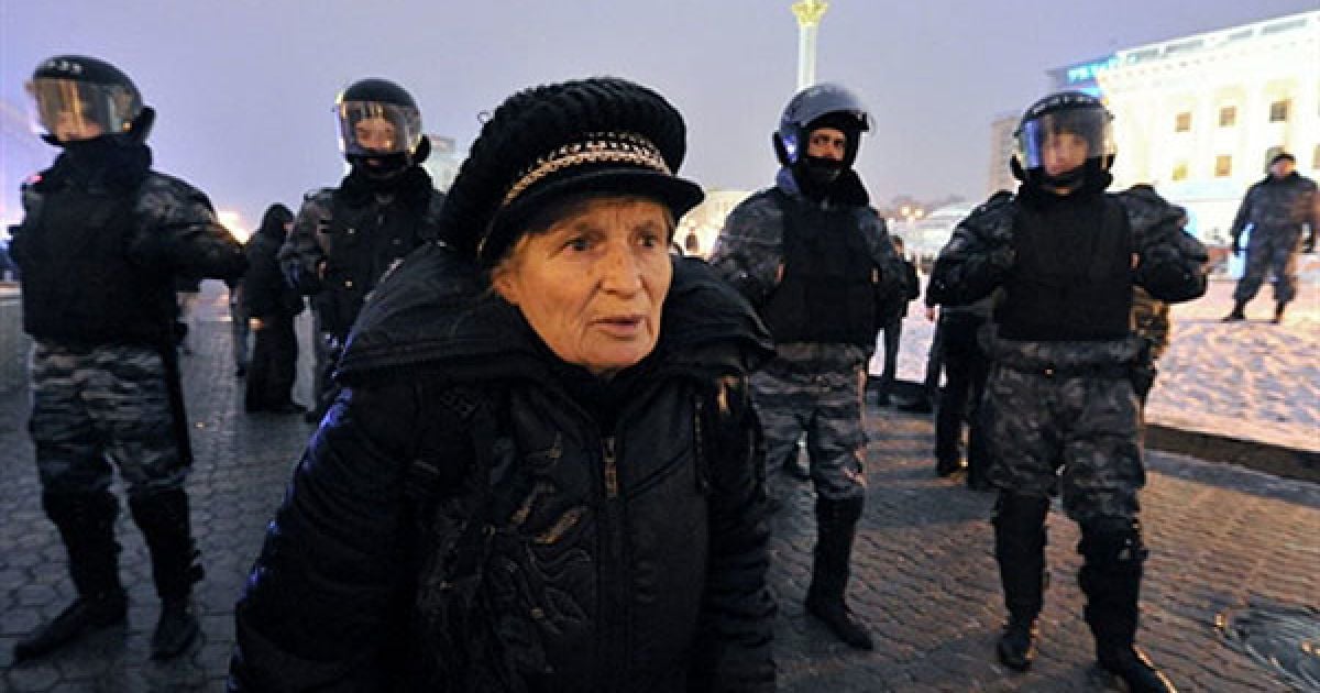 В центрі Києва під наглядом озброєної міліції комунальники знесли наметове містечко підприємців, які протестували проти Податкового кодексу. / © AFP