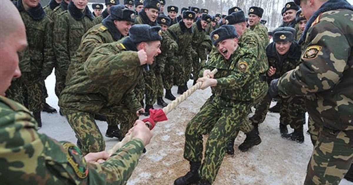Білорусь, Околиця. Солдати внутрішніх військ Білорусі змагаються у перетягуванні каната під час спортивних змагань на честь Масниці (Масляної). / © AFP